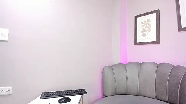 Snapshot of Roxanna_moore chatting on June 22, 2026, 1:29 am Roxanna moore online show from June 22, 2026, 1:29 am