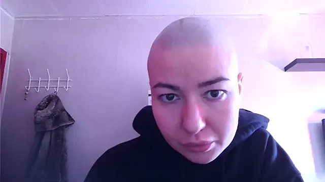 Julia Bright online show from May 2, 2026, 1:05 pm
