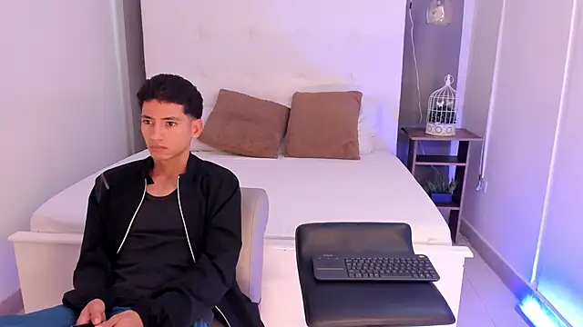 Snapshot of Alejo-and-Thiago chatting on May 19, 2026, 12:22 pm Alejo-and-Thiago online show from May 19, 2026, 12:22 pm