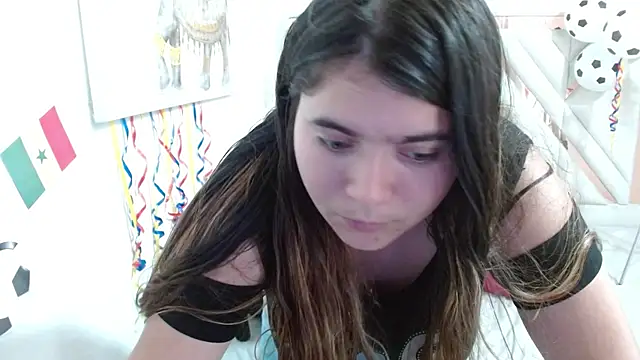 Snapshot of Laurha_ chatting on June 25, 2026, 7:29 pm Laurha online show from June 25, 2026, 7:29 pm