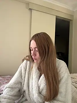 daisycollins online show from July 8, 2026, 11:42 pm