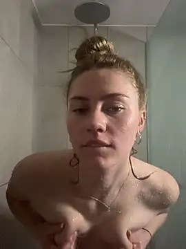 daisycollins online show from July 10, 2026, 1:03 pm