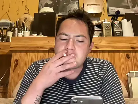 Snapshot of alecsgzz chatting on May 8, 2026, 12:27 am alecsgzz online show from May 8, 2026, 12:27 am