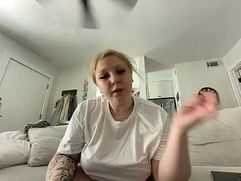 Snapshot of blonde__baby chatting on May 14, 2026, 5:53 pm blonde baby online show from May 14, 2026, 5:53 pm