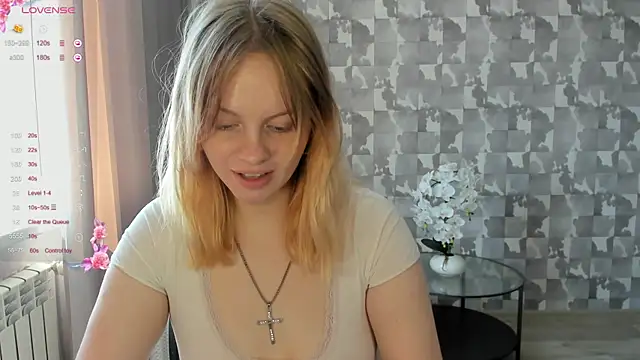 Snapshot of L_aura chatting on May 9, 2026, 7:13 am L aura online show from May 9, 2026, 7:13 am