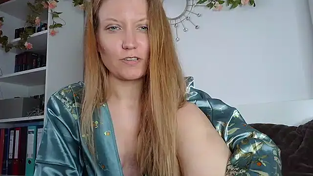 Snapshot of Candy_Cougar chatting on July 19, 2026, 6:39 am Candy Cougar online show from July 19, 2026, 6:39 am