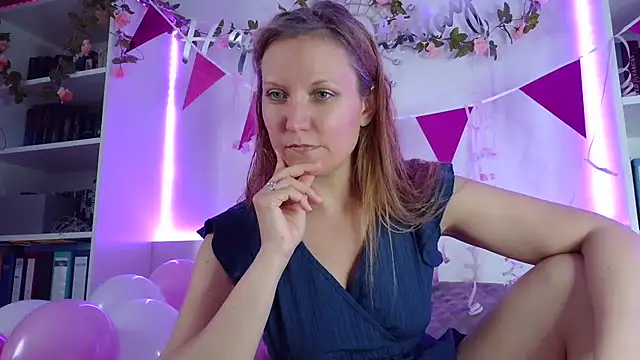 Snapshot of Candy_Cougar chatting on July 24, 2026, 5:00 pm Candy Cougar online show from July 24, 2026, 5:00 pm