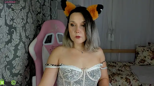 Snapshot of Nikki_Mi1k chatting on July 28, 2026, 1:23 am Nikki Mi1k online show from July 28, 2026, 1:23 am