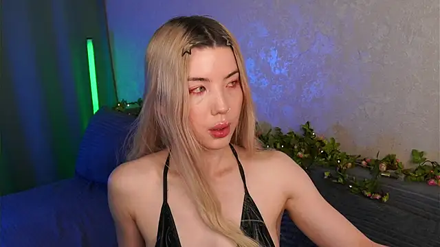 Snapshot of LindaThackerr chatting on May 22, 2026, 4:23 pm LindaThackerr online show from May 22, 2026, 4:23 pm