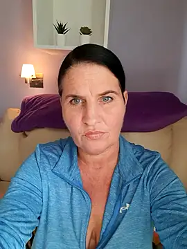 Velvet-Milf online show from May 15, 2026, 8:32 am