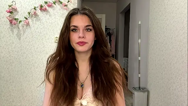 Snapshot of JeniceSourwine chatting on June 19, 2026, 7:17 pm JeniceSourwine online show from June 19, 2026, 7:17 pm