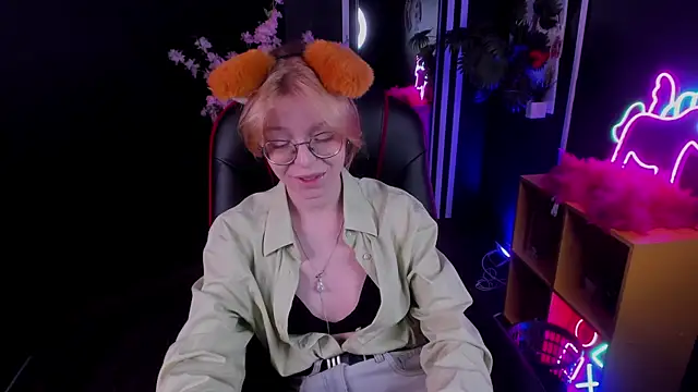 Snapshot of FoxxyyPolly chatting on June 17, 2026, 5:32 am FoxxyyPolly online show from June 17, 2026, 5:32 am