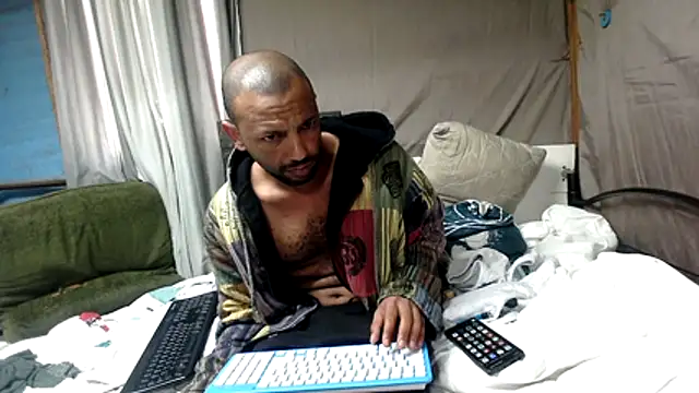 Snapshot of Camodick chatting on July 18, 2026, 12:42 pm Camodick online show from July 18, 2026, 12:42 pm