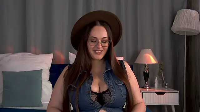 Snapshot of Queen_Monica_ chatting on July 31, 2026, 6:51 pm Queen Monica online show from July 31, 2026, 6:51 pm