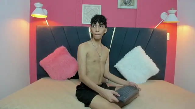 Snapshot of ero_boy40 chatting on June 4, 2026, 4:07 am ero boy40 online show from June 4, 2026, 4:07 am