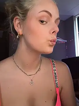 Snapshot of Ambri- chatting on May 17, 2026, 11:06 am Ambri- online show from May 17, 2026, 11:06 am