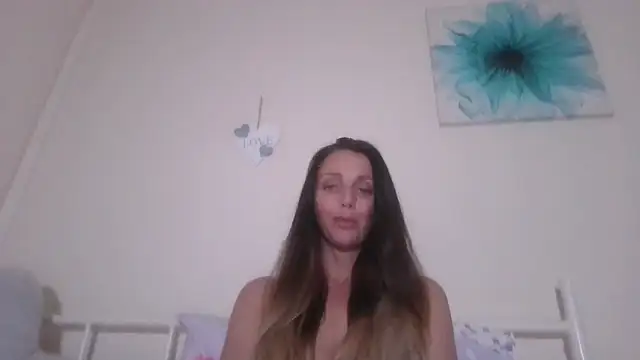 LouiseLovell online show from June 4, 2026, 10:21 am