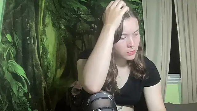 Snapshot of mo0ngoddess chatting on October 4, 2025, 2:31 am mo0ngoddess online show from October 4, 2025, 2:31 am