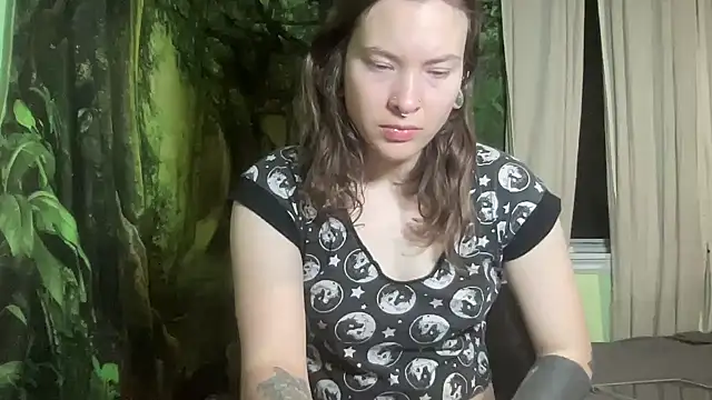 Snapshot of mo0ngoddess chatting on November 25, 2025, 3:39 am mo0ngoddess online show from November 25, 2025, 3:39 am