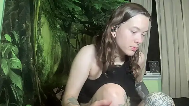 Snapshot of mo0ngoddess chatting on December 5, 2025, 5:05 am mo0ngoddess online show from December 5, 2025, 5:05 am