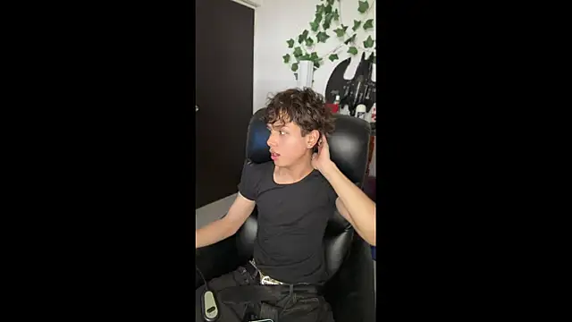 Snapshot of DanteSaint chatting on June 2, 2026, 5:59 pm DanteSaint online show from June 2, 2026, 5:59 pm