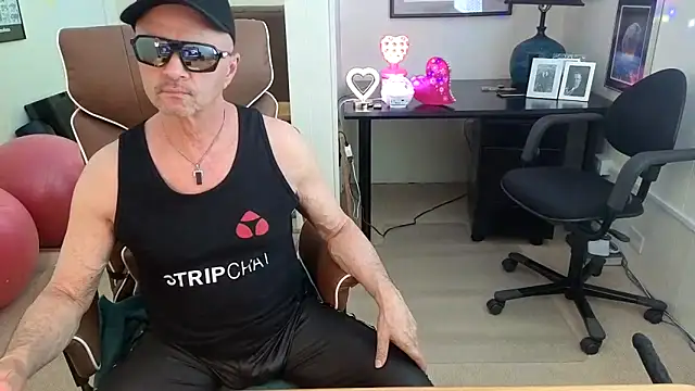 hotdadbod online show from April 19, 2026, 9:39 pm