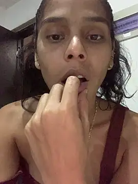 Snapshot of Saray_queen1 chatting on May 22, 2026, 5:36 am Saray queen1 online show from May 22, 2026, 5:36 am