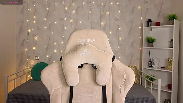 Snapshot of Kira__Fluffy chatting on June 21, 2026, 12:02 am Kira Fluffy online show from June 21, 2026, 12:02 am