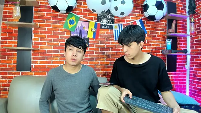 Snapshot of Hoot_boyss_ chatting on June 17, 2026, 8:10 pm Hoot boyss online show from June 17, 2026, 8:10 pm