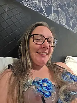 Snapshot of Izzylove47 chatting on July 17, 2026, 9:16 am Izzylove47 online show from July 17, 2026, 9:16 am