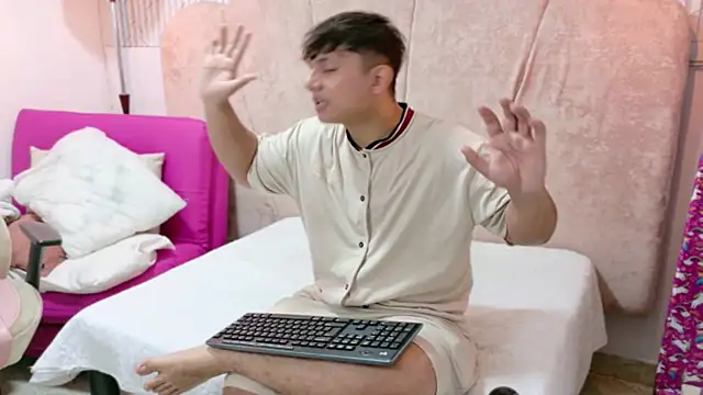 Snapshot of ParejaCurvy20 chatting on June 4, 2026, 7:20 pm ParejaCurvy20 online show from June 4, 2026, 7:20 pm