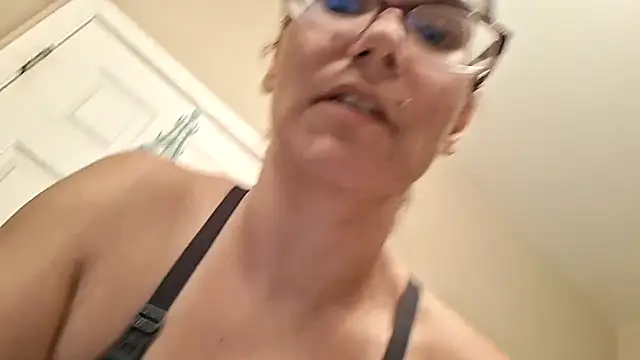 MamaBee88 online show from May 19, 2026, 7:58 am