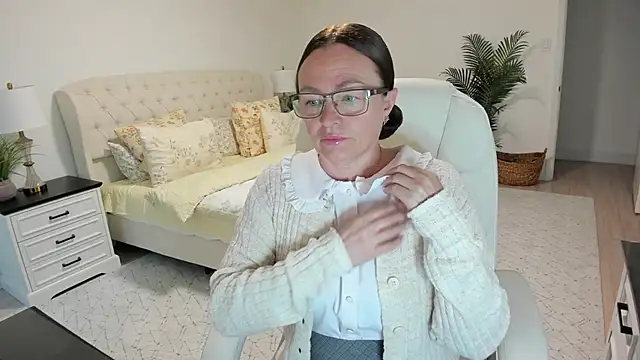 Snapshot of Vika73 chatting on May 18, 2026, 10:43 am Vika73 online show from May 18, 2026, 10:43 am
