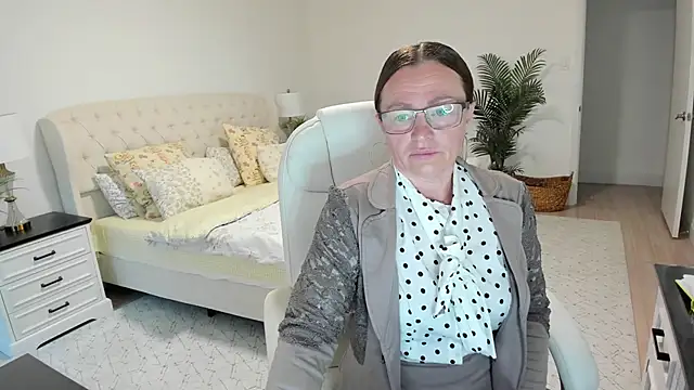 Snapshot of Vika73 chatting on June 4, 2026, 10:54 am Vika73 online show from June 4, 2026, 10:54 am