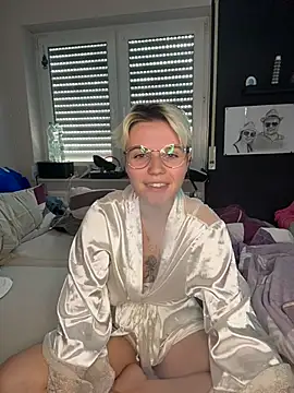 HannahFoxxx online show from May 18, 2026, 10:32 am