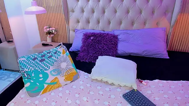 Violetaruizz online show from May 19, 2026, 2:23 pm