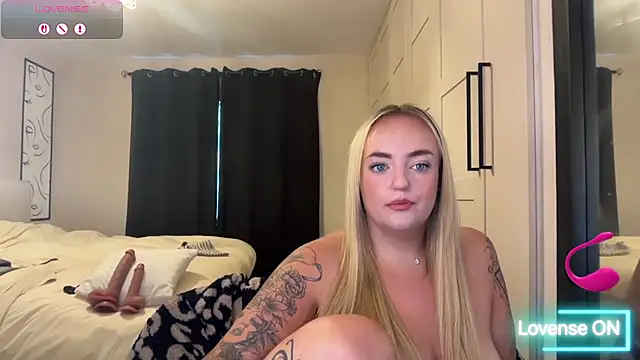 Snapshot of CurvyWetWife chatting on June 5, 2026, 8:53 am CurvyWetWife online show from June 5, 2026, 8:53 am