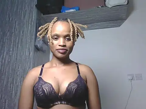 Snapshot of Tempting_Ebony chatting on June 25, 2026, 6:45 pm Tempting Ebony online show from June 25, 2026, 6:45 pm