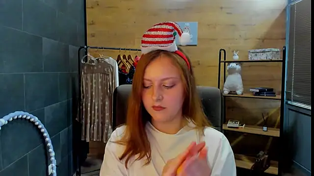 LauraaJohnson online show from May 19, 2026, 1:28 pm