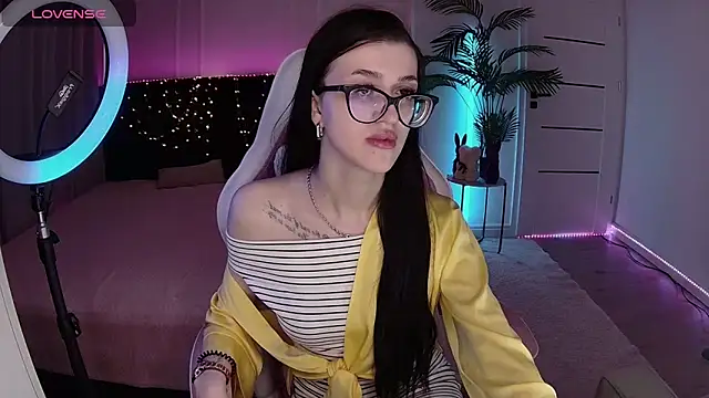 Ariella Me online show from June 3, 2026, 6:27 am