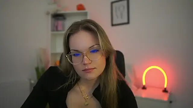 NinaViety online show from May 21, 2026, 7:59 am