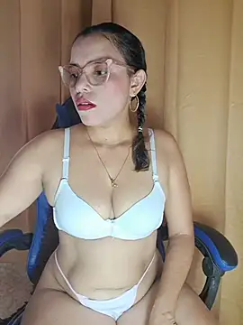 Snapshot of Estrella_em chatting on July 3, 2026, 9:43 pm Estrella em online show from July 3, 2026, 9:43 pm
