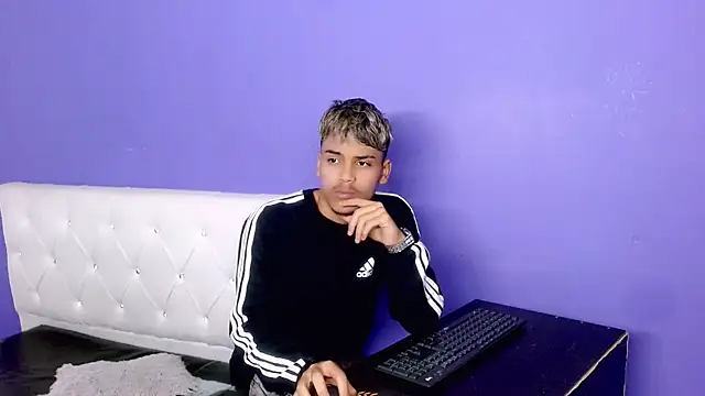 Snapshot of Angel_foxc13 chatting on June 25, 2026, 3:17 am Angel foxc13 online show from June 25, 2026, 3:17 am