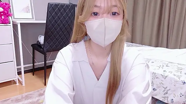 Riona H online show from May 23, 2026, 4:39 am