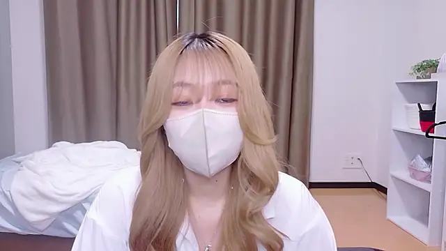 Riona H online show from May 26, 2026, 3:46 am