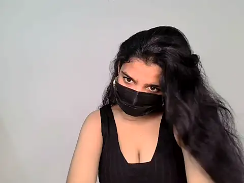 Snapshot of suzan_melly chatting on June 3, 2026, 5:32 am suzan melly online show from June 3, 2026, 5:32 am