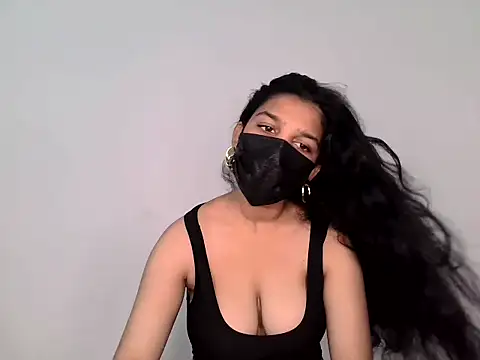 Snapshot of suzan_melly chatting on June 9, 2026, 6:36 am suzan melly online show from June 9, 2026, 6:36 am