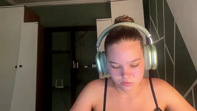 HellyRay online show from July 4, 2026, 10:10 am
