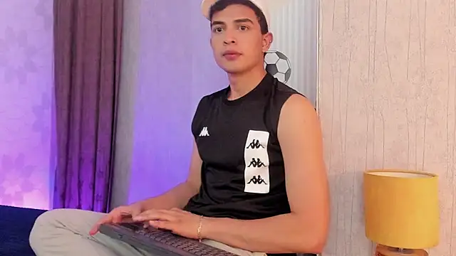 Snapshot of willy_diamond chatting on July 1, 2026, 7:57 pm willy diamond online show from July 1, 2026, 7:57 pm