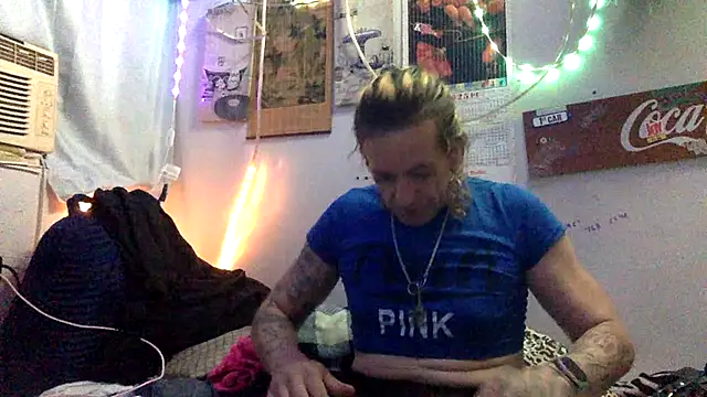Snapshot of VanillaSnowcones chatting on June 5, 2026, 3:24 am VanillaSnowcones online show from June 5, 2026, 3:24 am
